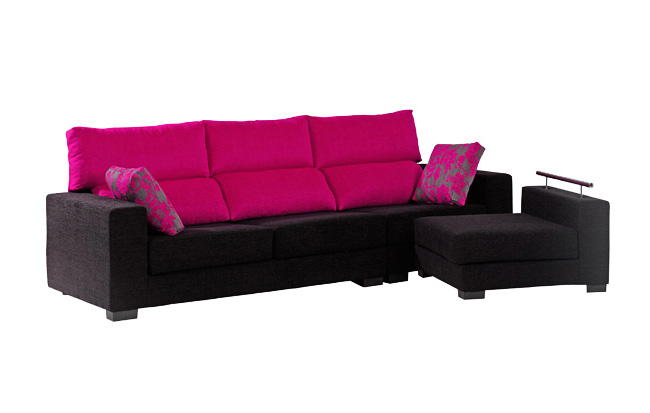 Sofá con chaise longue color negro y fucsia